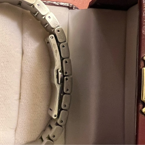 Gucci Womens Dial Diamond Set Bezel Watch - Picture 5 of 6